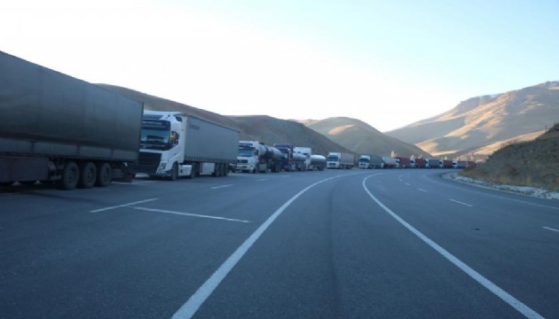 Esendere Gümrük Kapısı'nda 5 kilometrelik kuyruk oluştu