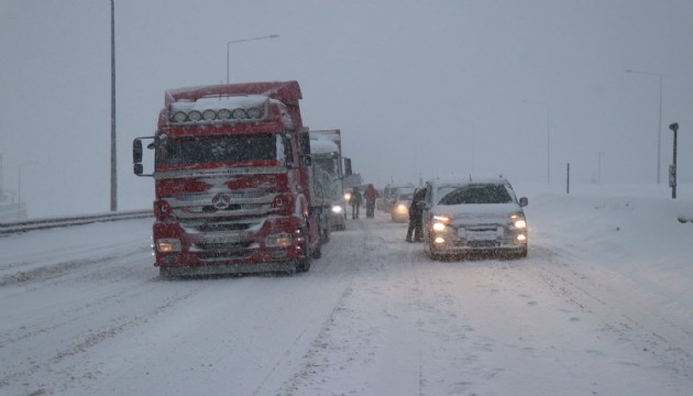 Trafiğe kar engeli! Araçlar yolda kaldı