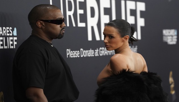 Kanye West ve kırmızı halıya çıplak çıkan eşi Bianca Censori Grammy'den kovuldu!