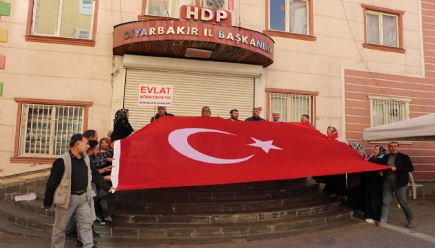 Evlat nöbetindeki aileler, Ankara’daki terör saldırısını lanetledi