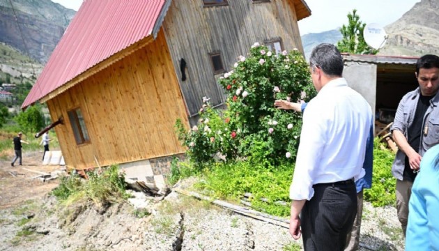 Erzurum'da heyelan; yollar çöktü, evler boşaltıldı