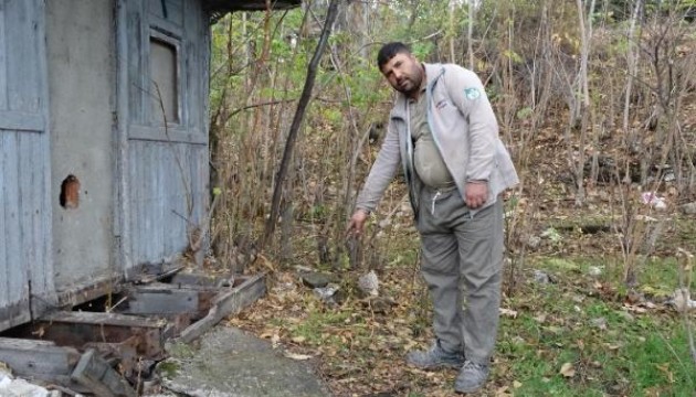 Tekme attığı poşetten el bombaları çıktı