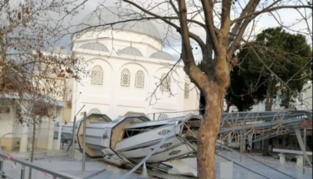 İzmir'de fırtına minareyi yıktı