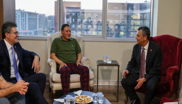 Özgür Özel, Emir'i tedavi gördüğü hastanede ziyaret etti