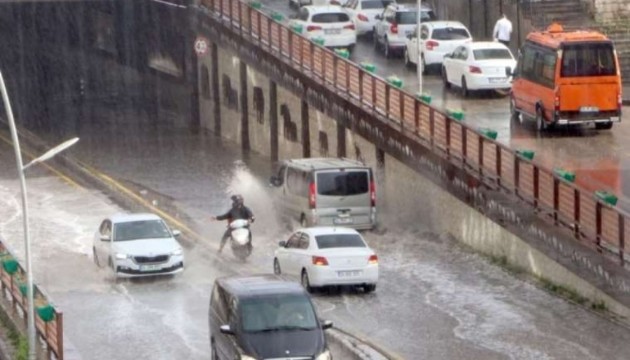 Erzurum'u sağanak yağış vurdu