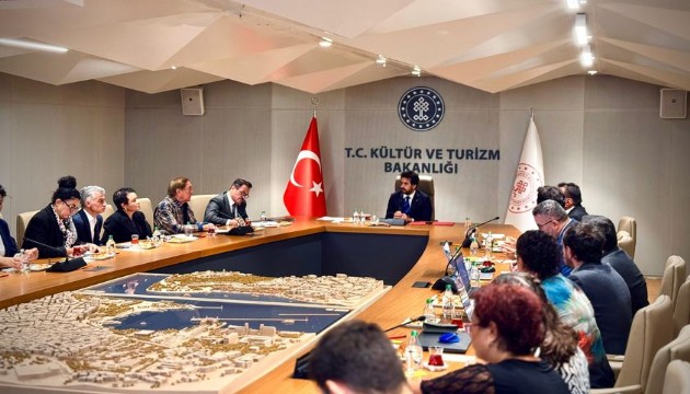 Kültür ve Turizm Bakan Yardımcısı Dr. Batuhan Mumcu, tiyatro temsilcileriyle bir araya geldi