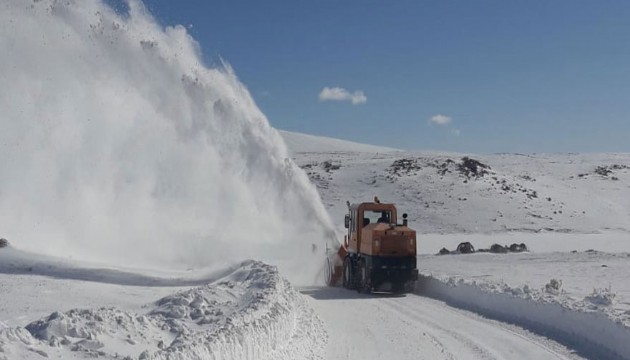 Kars'ta kar ve tipi nedeniyle 120 köy yolu ulaşıma kapandı