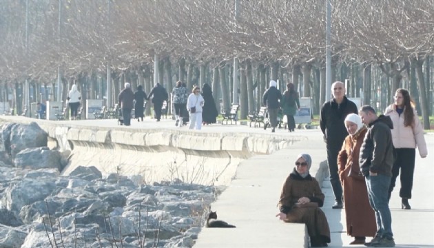 İstanbul'da kış ortasında yaz havası! Vatandaşlar deniz kıyısına koştu