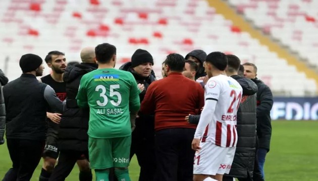 Sivasspor'dan Sumudica'ya sert sözler