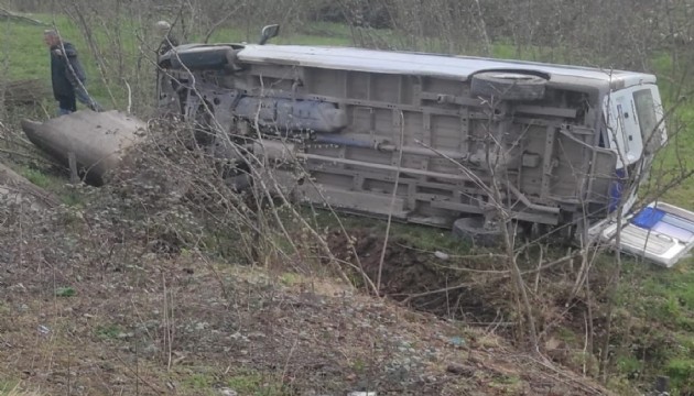 Öğrenci servisi devrildi: 15 yaralı