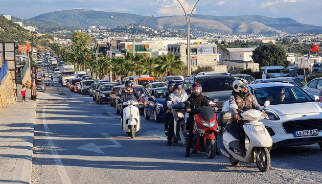 Dev Bodrum kuyruğu: 24 satte 15 bin araç geldi