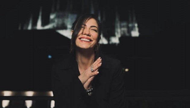 Demet Özdemir modaya uydu! İçine hiçbir şey giymedi