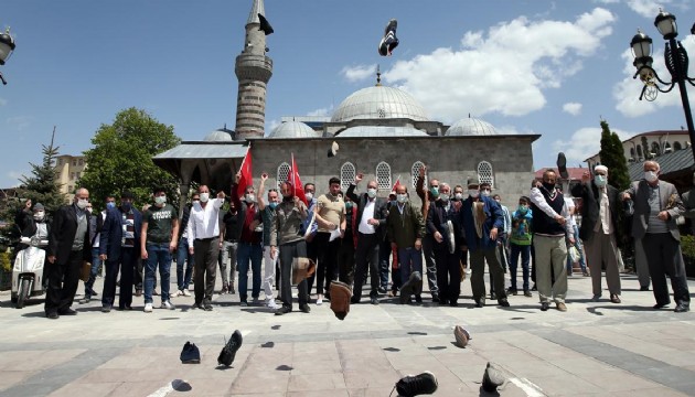 İsrail'i ayakkabılarını fırlatarak protesto ettiler