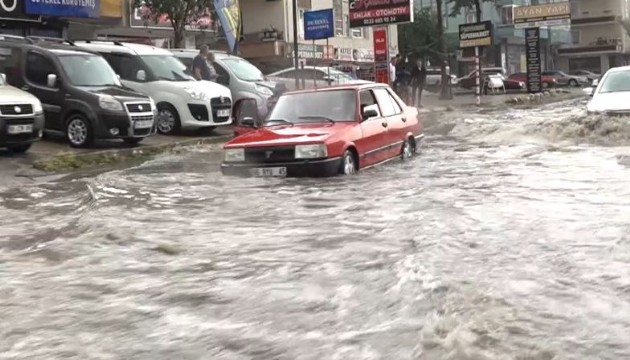 Ankara'yı sağanak yağmur vurdu!