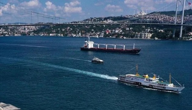 İstanbul Boğazı'nda gemi trafiğine sis engeli!