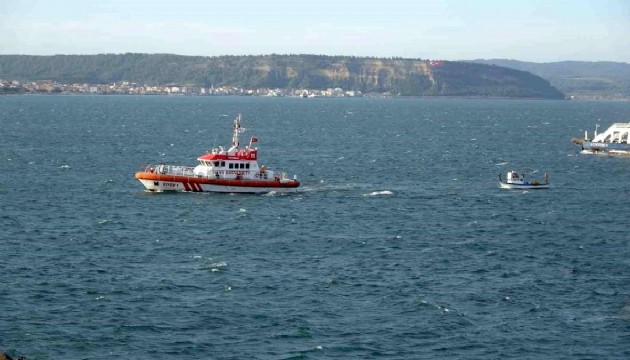 Çanakkale Boğazı'nda sürüklenen balıkçı teknesi kurtarıldı