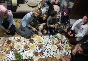 Gamze Özçelik, Suriyeli aileyle iftar yaptı