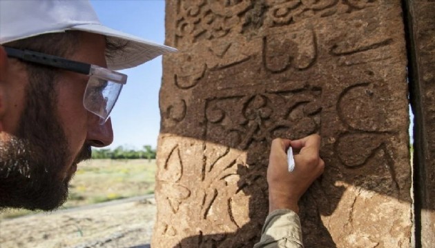 100 mezar taşı daha ayağa kaldırılacak