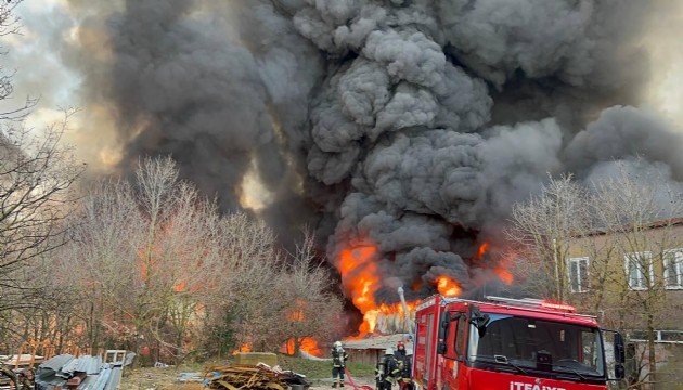 Gebze'de fabrika yangını! Ekiplerin söndürme çalışmaları devam ediyor