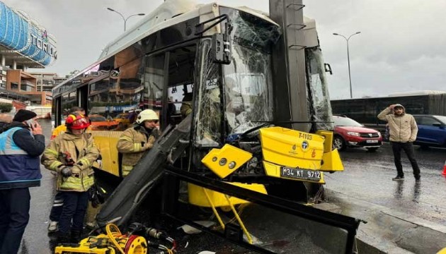 İETT otobüsü kaza yaptı, yaralılar var