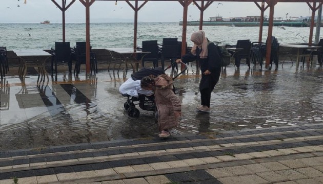 Tekirdağ'da deniz taştı, sahil suyla kaplandı