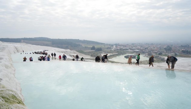 Pamukkale yılın son gününde yine göz kamaştırıyor