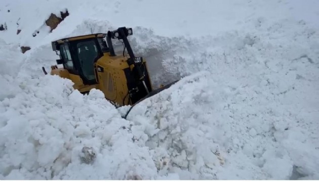 Şırnak'ta kar kalınlığı iş makinasının boyunu aştı