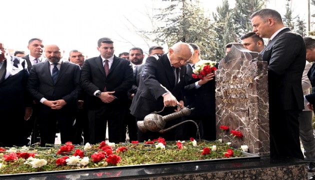 Bahçeli, Türkeş'in mezarında