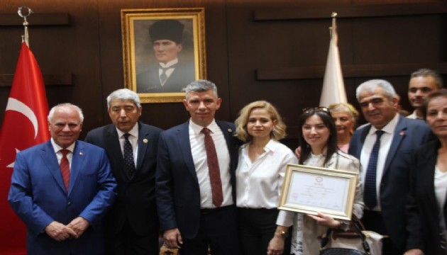 Makam odasının kapısını sökerek göreve başladı