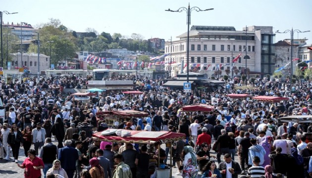 Eminönü’ndeki insan seli fotoğraflara yansıdı