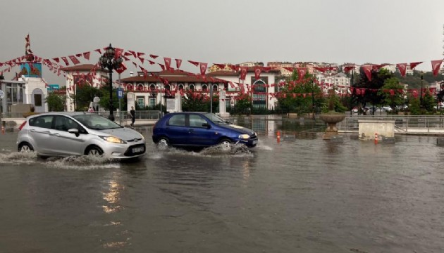 Ankara'da sağanak sonrası yollar göle döndü