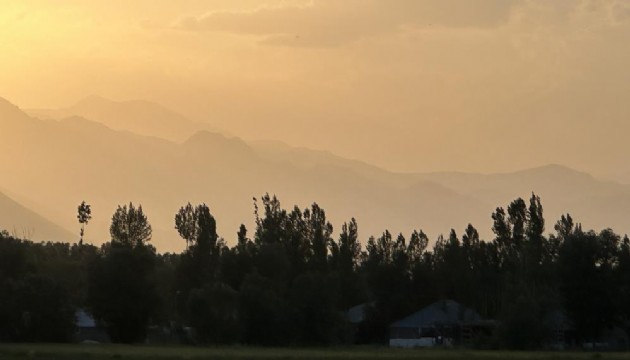 Yüksekova'da dağlar toz bulutunda kayboldu