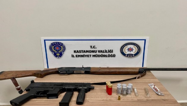 Polisin durdurduğu araçtan Uzi çıktı: 2 gözaltı