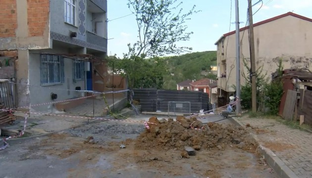 İstanbul Arnavutköy'de yol çöktü