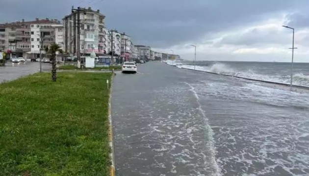 Alarm! O ilde deniz ile kara birleşti