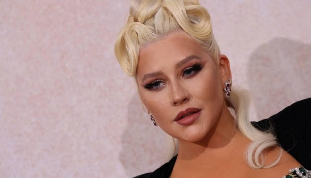 Christina Aguilera'dan iddialı kıyafet