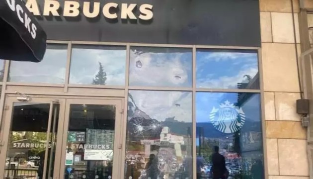 Starbucks'a taşlı silahlı saldırı!