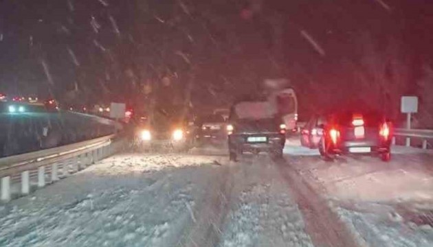 Kastamonu'da yoğun kar yağışı: Onlarca araç yolda kaldı