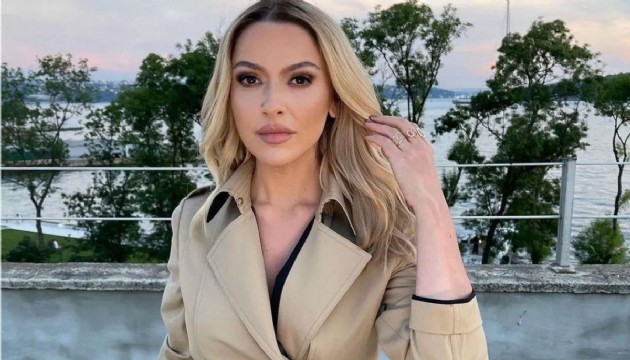 Hadise'den 5 teğmenin TSK'dan ihraç edilmesine tepki