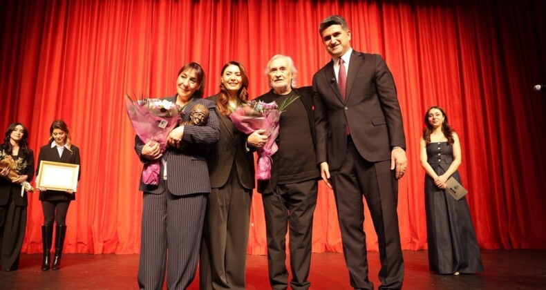 İsmail Dümbüllü Ödülü'nün yeni sahibi Binnur Kaya oldu