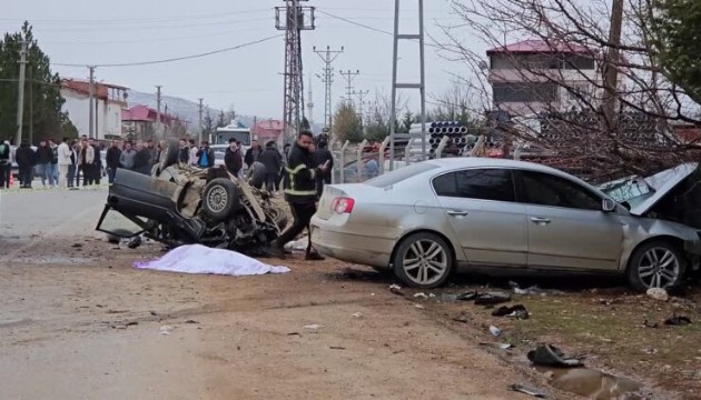 Otomobil kağıt gibi ezildi: 3 ölü, 2 yaralı