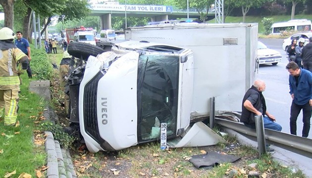 İstanbul'da kamyonet işçi servisine çarptı!