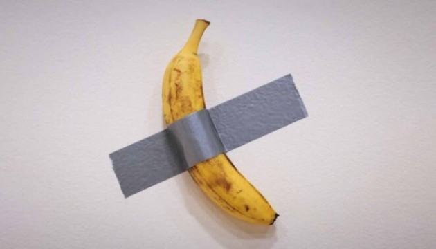 Cattelan’ın meşhur “Comedian” eserini yediler