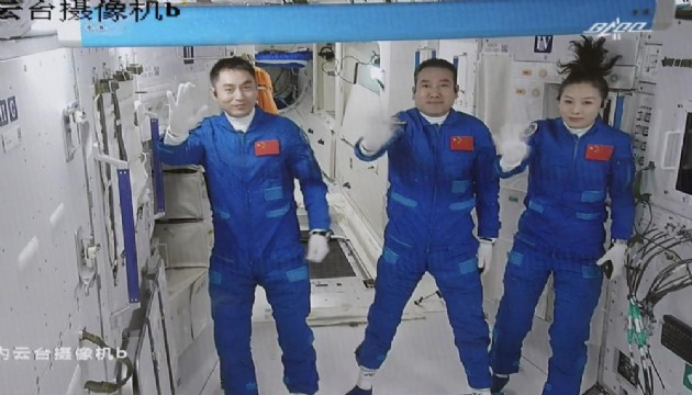 Çin'in Shenzhou-13 uzay aracı 6 aylık görev için rıhtıma yanaştı!