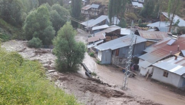 Erzurum'da dereler taştı