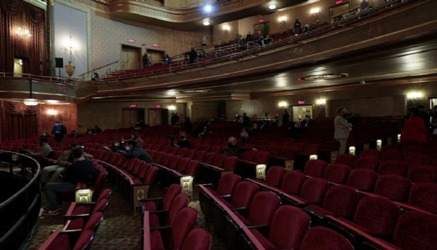 Broadway tiyatrosu bir yıl sonra açıldı
