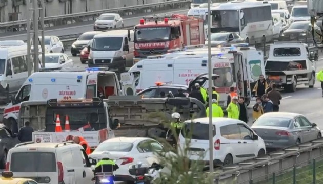 TEM'de öğrenci servisi devrildi: 10 yaralı