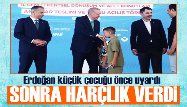 Cumhurbaşkanı Erdoğan küçük çocuğu önce uyardı sonra harçlık verdi