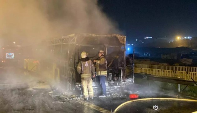 Seyir halindeki otobüs küle döndü