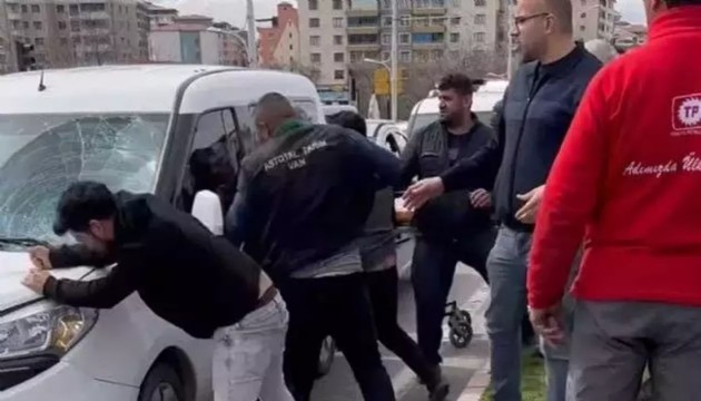 Panik anlar! Sürücü ve polise saldırdılar